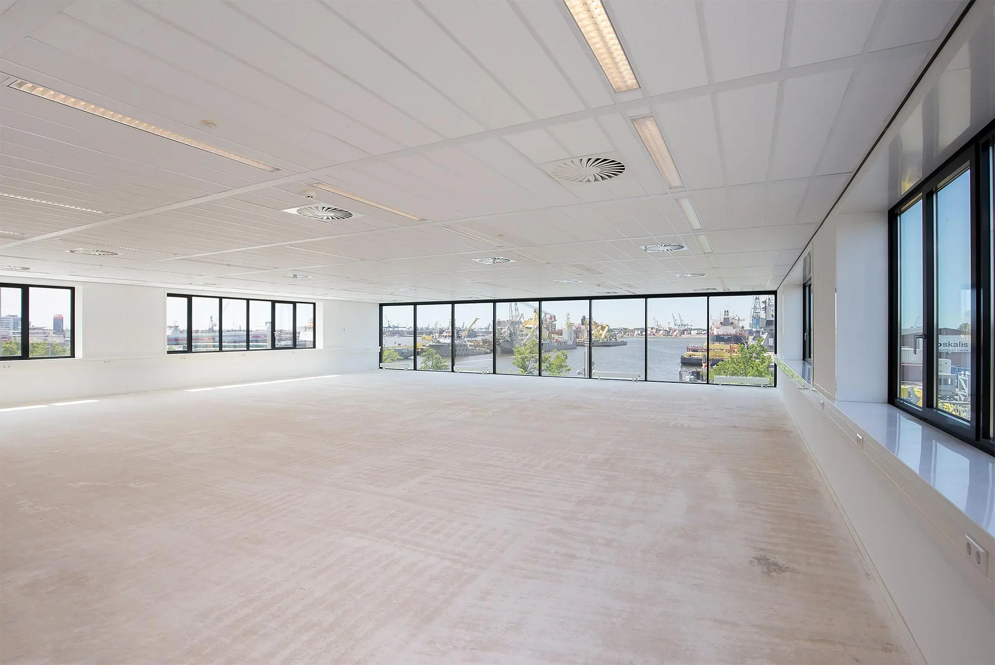 Licht en ruim leegstaand kantoor met uitzicht op de Waalhaven in Rotterdam.